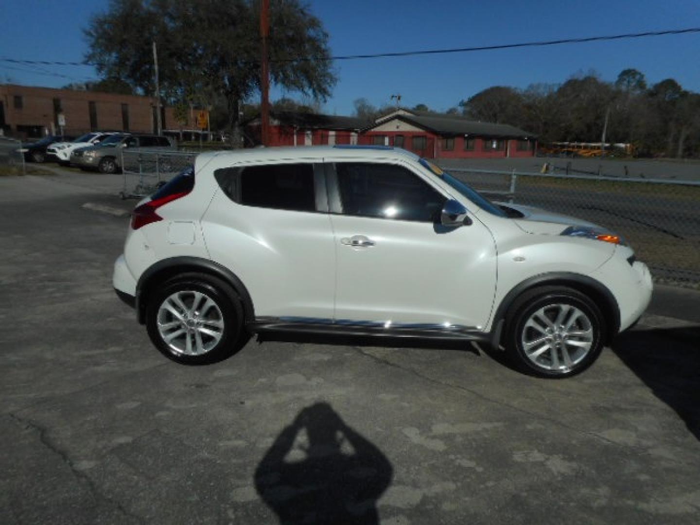 2013 WHITE NISSAN JUKE S; SL; SV; NISM (JN8AF5MRXDT) , located at 1200 Cassat Avenue, Jacksonville, FL, 32205, (904) 695-1885, 30.302404, -81.731033 - Photo#4